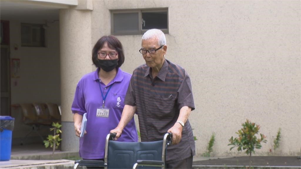 97歲翁實踐「活到老學到老」　學用電腦、持續閱讀自修中西醫