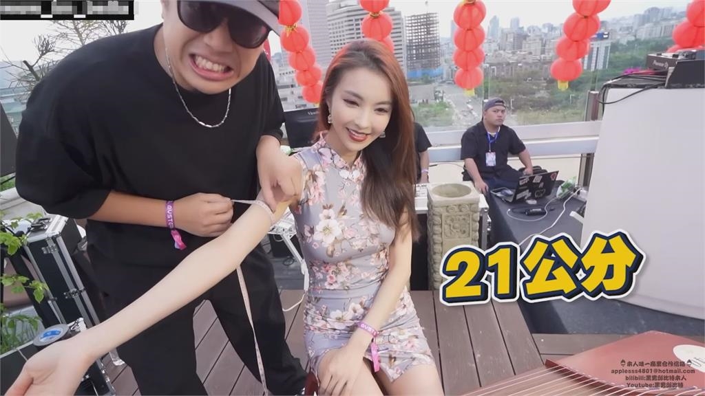 好羨慕！黑男親自測量「超兇正妹臂圍」　網嗨暴動：放開仙女的手