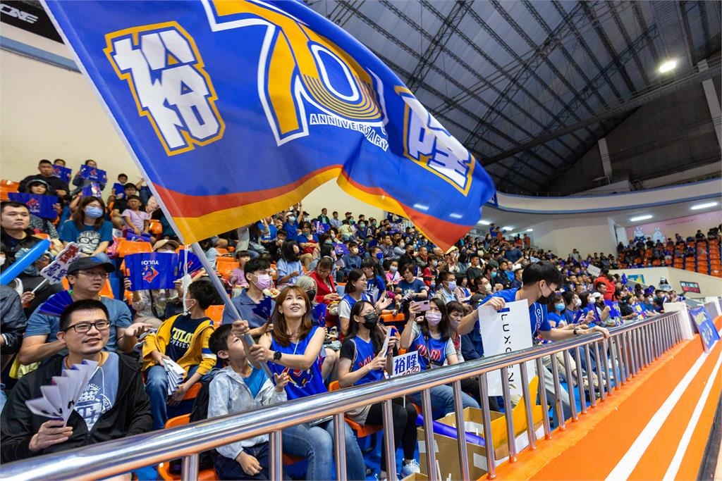 快新聞/裕隆納智捷勇奪第20屆SBL總冠軍 執行長嚴陳莉蓮帥氣剪籃網