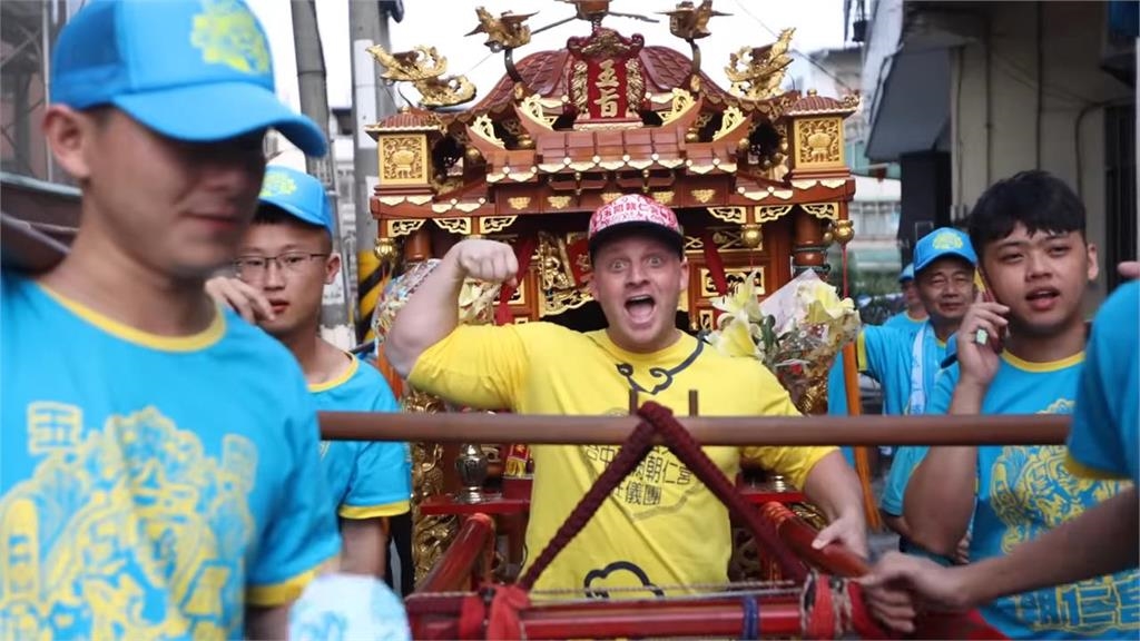 文化衝擊！來台遶境初體驗「背神、扛轎」　美國男喊：我是載神的器皿