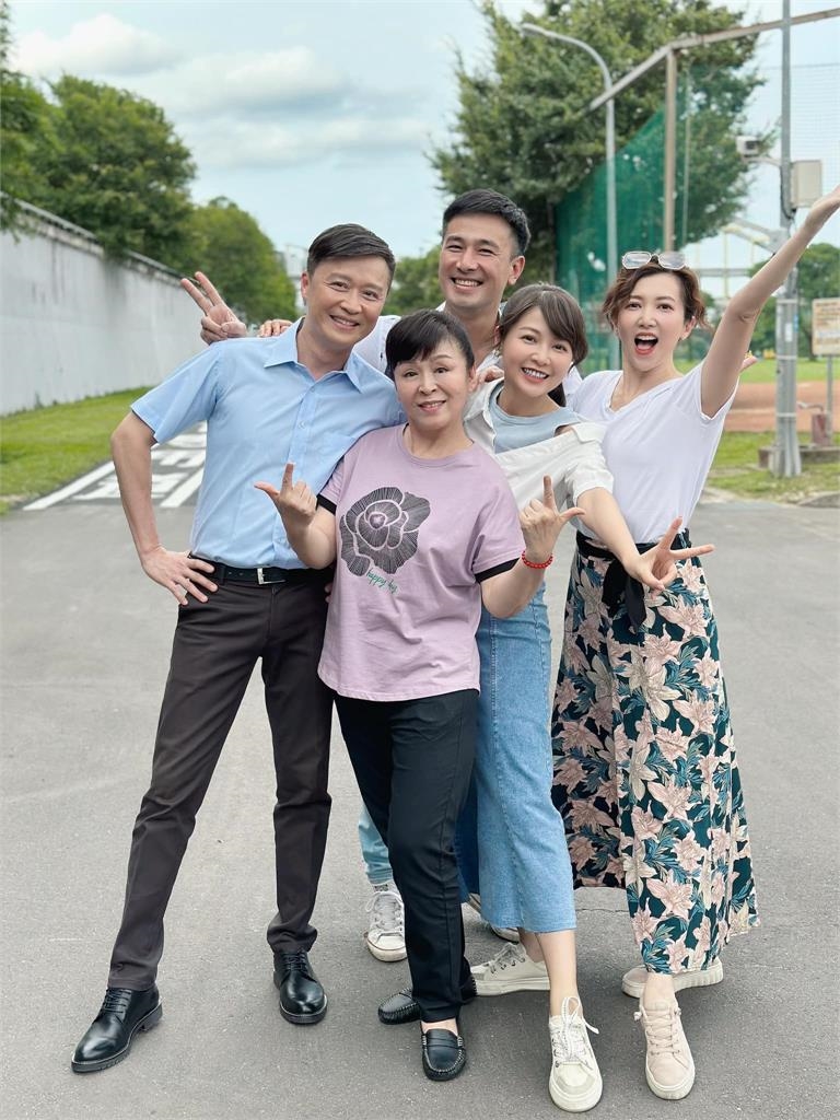 謝京穎曬《市井豪門》少女心兄妹照!傅子純「粉色系賣萌」超Q