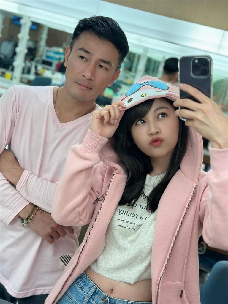 謝京穎曬《市井豪門》少女心兄妹照!傅子純「粉色系賣萌」超Q