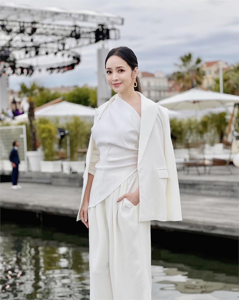 侯佩岑現身坎城!斜肩禮服曬「雪白天鵝頸」網讚嘆:美到犯規