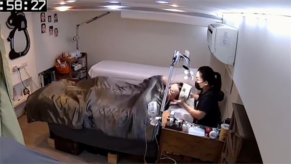 差點要收驚!女顧客接睫毛一半突跳床 倒吸一口氣哭喊:有蟑螂