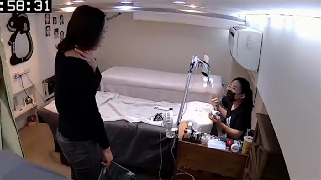差點要收驚!女顧客接睫毛一半突跳床 倒吸一口氣哭喊:有蟑螂