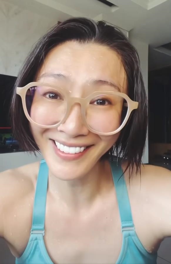 45歲侯怡君「全臉素顏」只穿運動Bra！身材曲線曝讓網驚呆：根本妹子