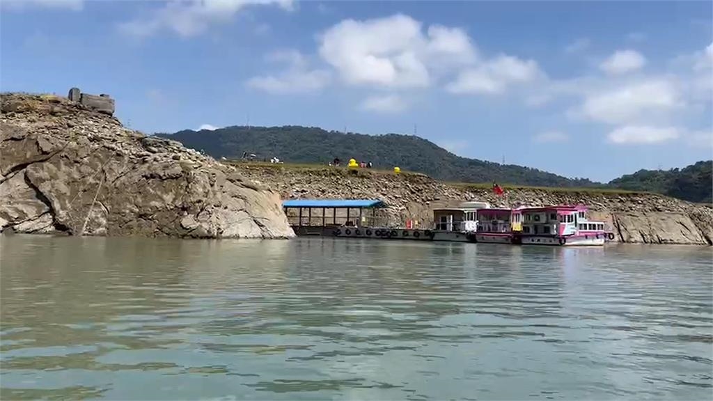 2隻黃色小鴨驚喜現身 石門水庫夢幻草原打卡新熱點