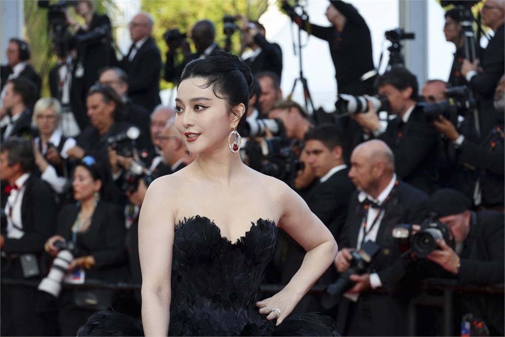 范冰冰紅毯「原圖直出」太震撼!天鵝造型勒出「巨大虎背」真實體態網嚇壞