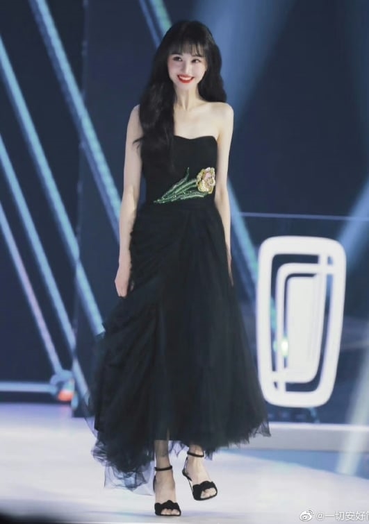 曾微微一笑很傾城！31歲鄭爽「禿額又腫成包子」網嚇壞：判若兩人