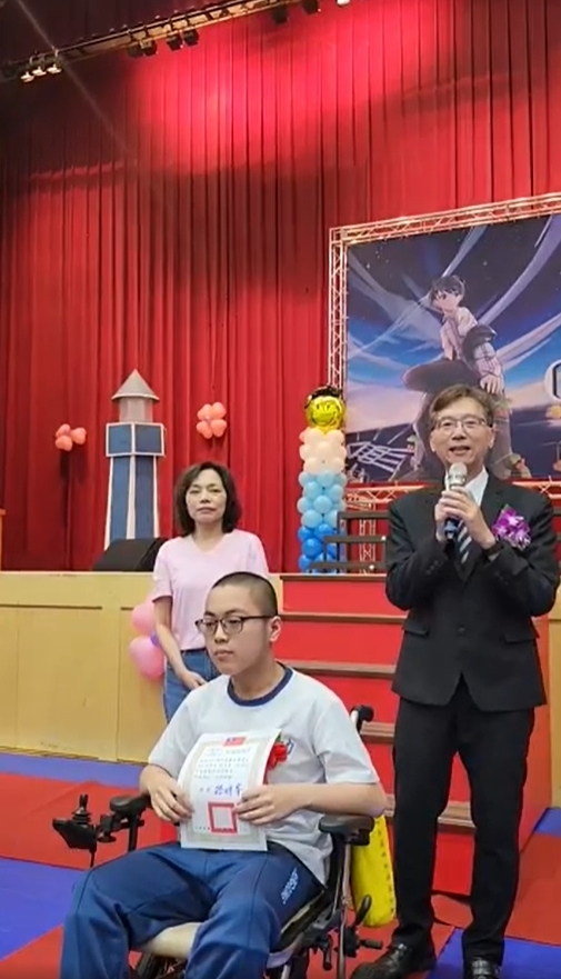 百年男校成功高中出現「首位女畢業生」！校長頒獎她哽咽超暖畫面曝