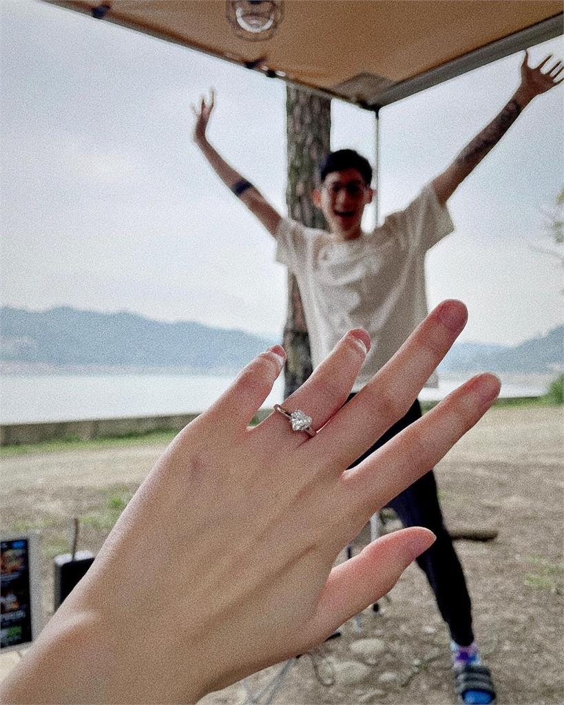 Popu Lady宇珊迎32歲生日！羞認「被求婚了」　圈外男友正臉照曝光