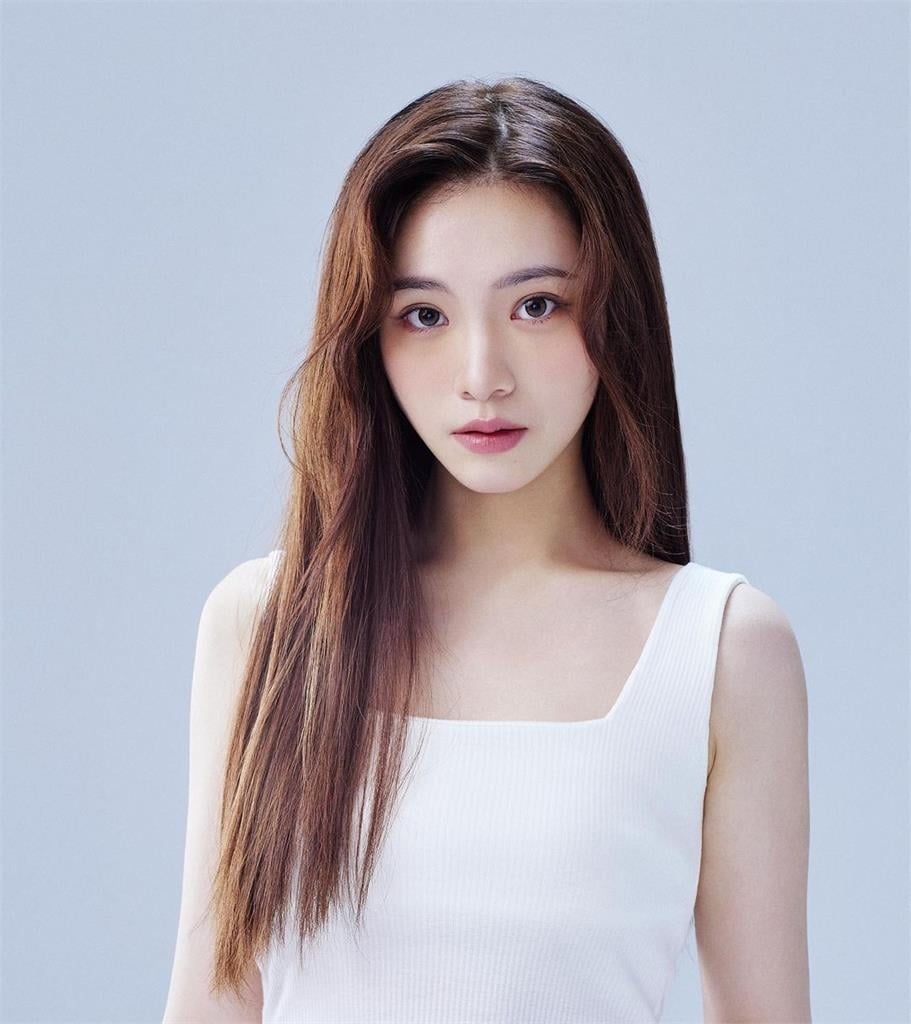 李㼈「校花級女兒」新動向曝光!親揭絕美定裝照將加入「她們」