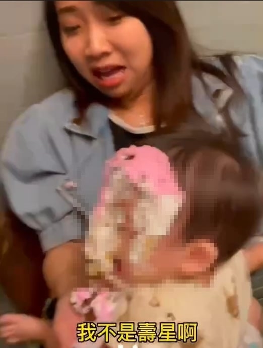 哭笑不得!人氣直播主朋友慶生蛋糕抹臉 手滑飛出下一秒悲劇了