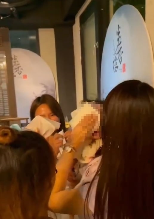 哭笑不得!人氣直播主朋友慶生蛋糕抹臉 手滑飛出下一秒悲劇了