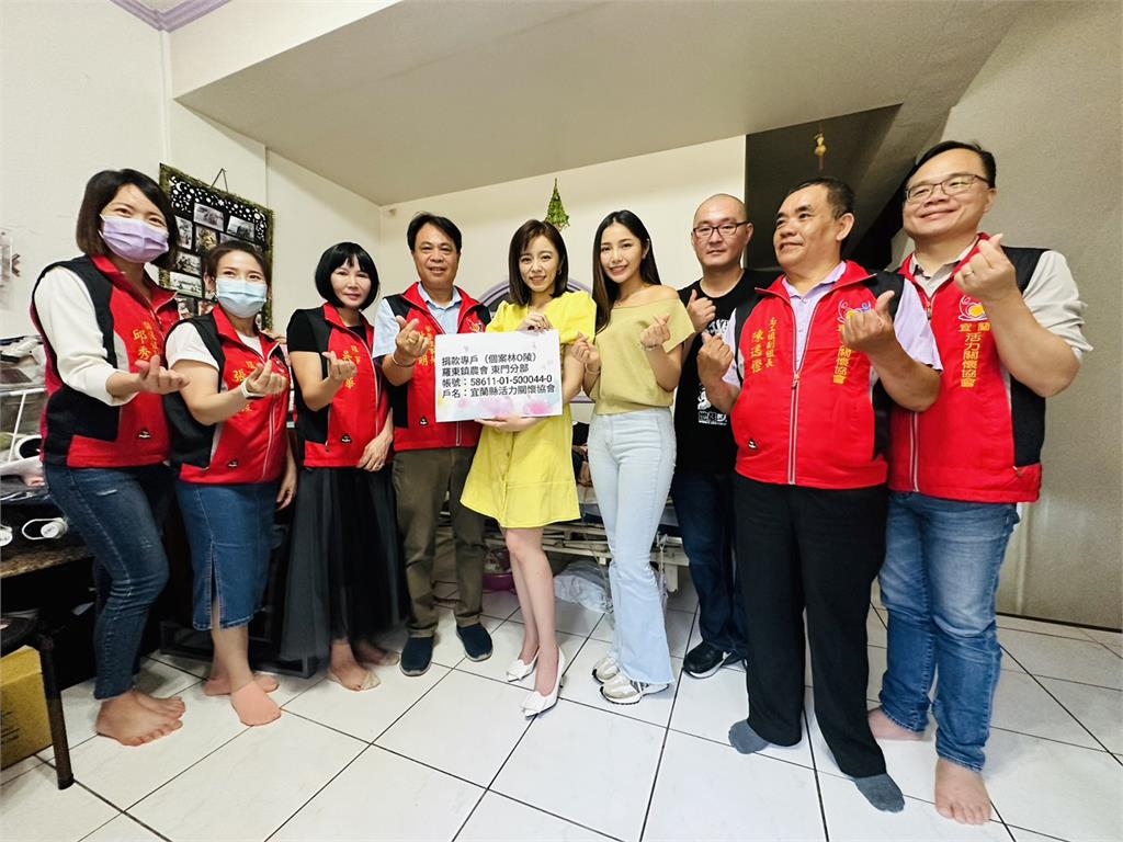 單親媽媽罹「惡性腫瘤」身體癱瘓、生活失能!王瞳、楊淨宇探視志工幫籌醫療