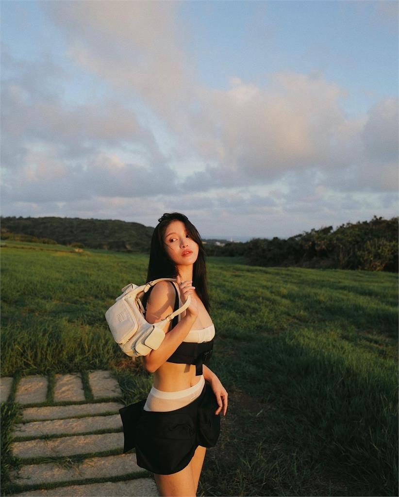 蔡瑞雪遊墾丁「內衣外穿」!超前衛尺度遭網質疑:看不懂這套穿搭