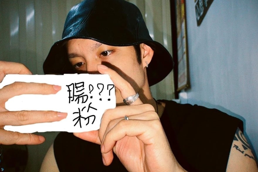 曹佑寧「手機P圖2字」花式放閃…王淨秒回!傳情代號網笑翻:會瘋掉