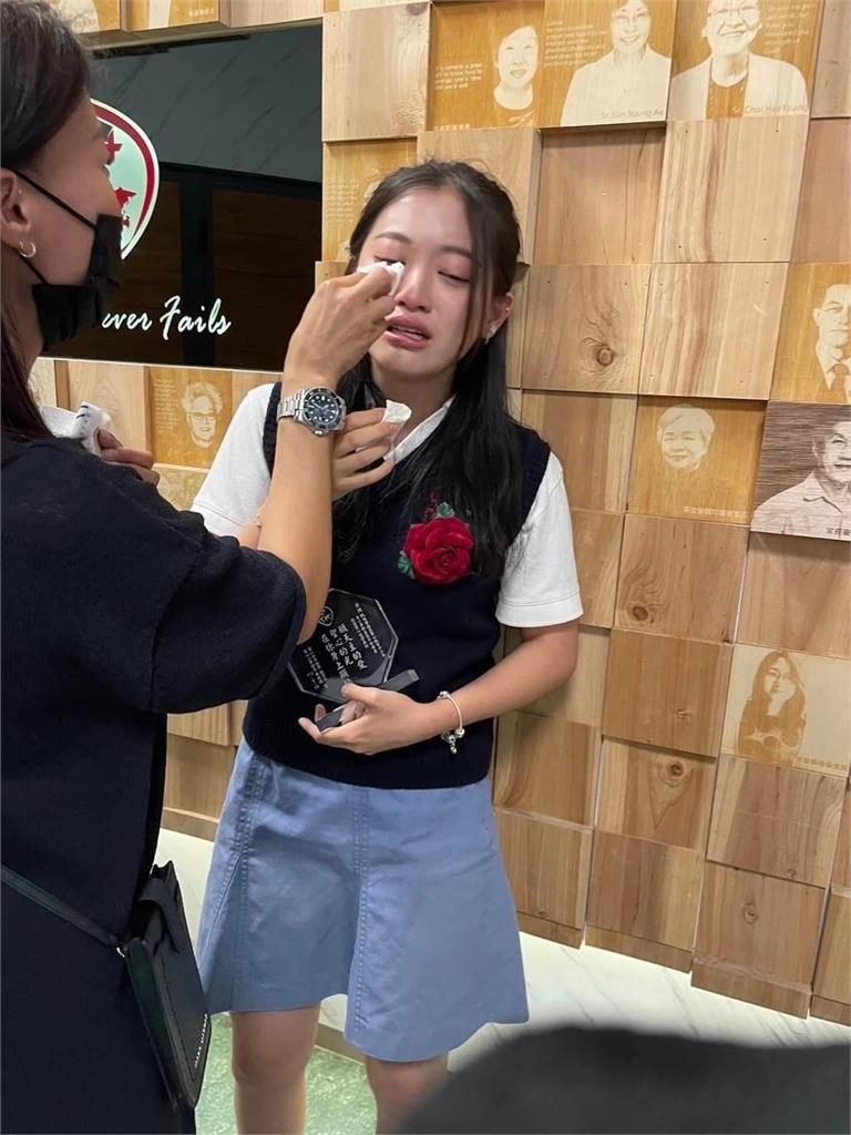 王彩樺小女兒畢業了！她喜曬「一家4口照」網驚：終於看到老公同框