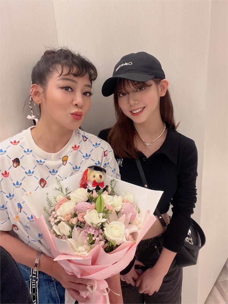 王彩樺小女兒畢業了！她喜曬「一家4口照」網驚：終於看到老公同框