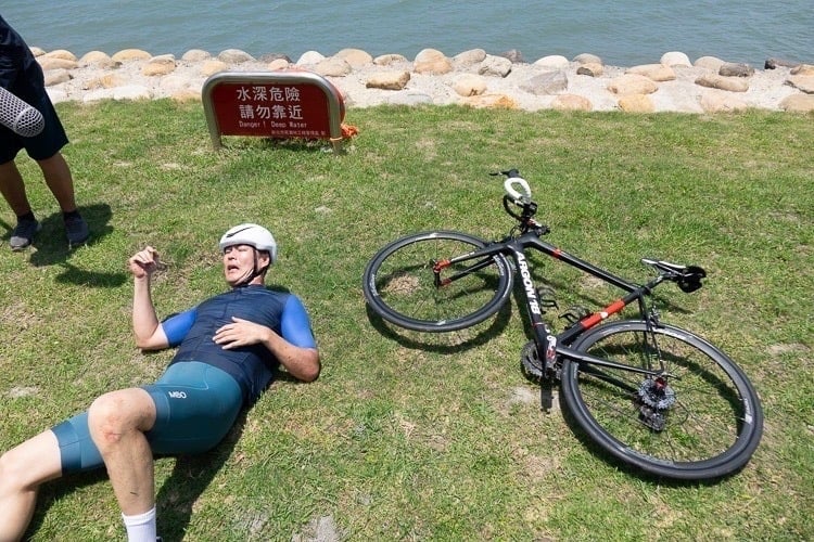 劉至翰《市井豪門》騎單車意外摔車!擦傷破皮卻先關心車子狀況