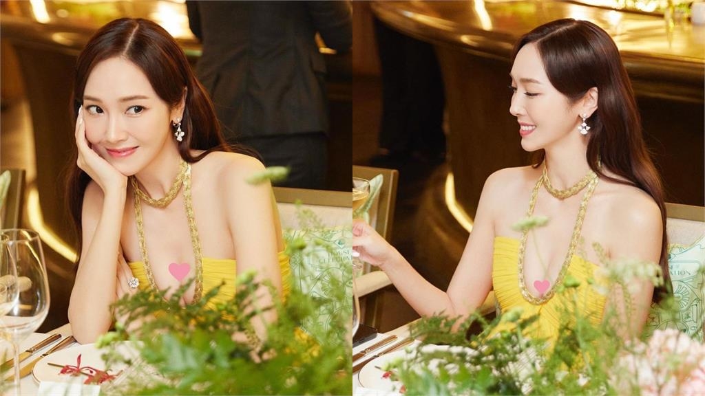 潔西卡下禮車「美頸壓太低」！洋裝「挖空胸口全掉下」她急伸手遮春光