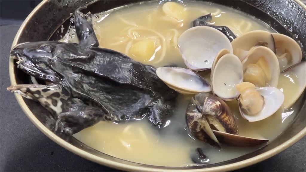 大王具足蟲low了! 「巨無霸青蛙拉麵」整隻浮湯上