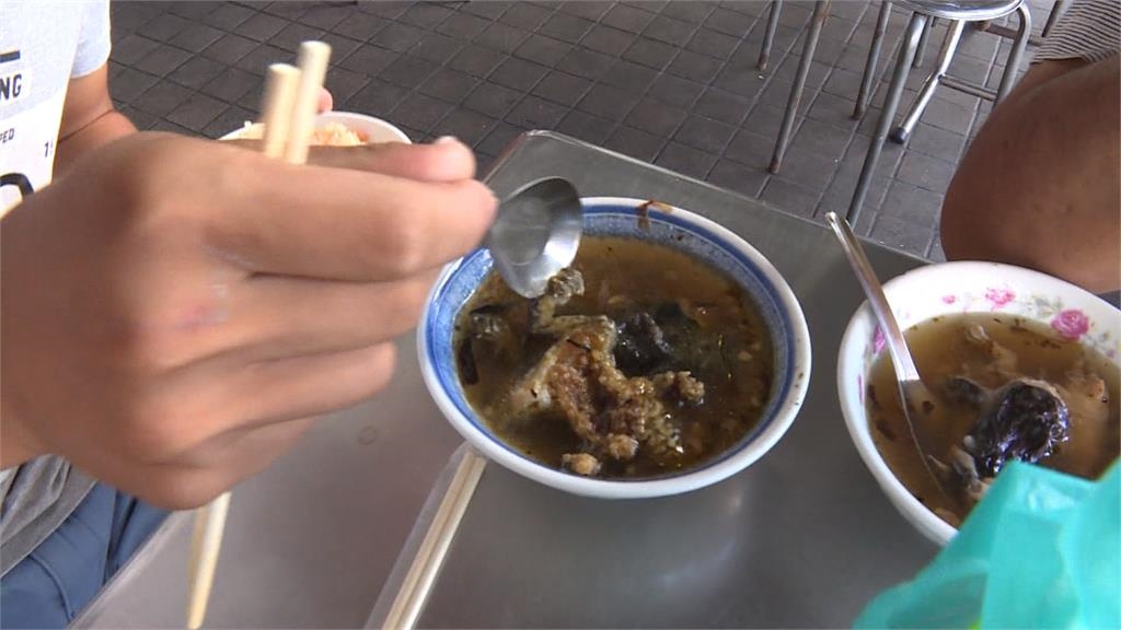 大王具足蟲low了! 「巨無霸青蛙拉麵」整隻浮湯上