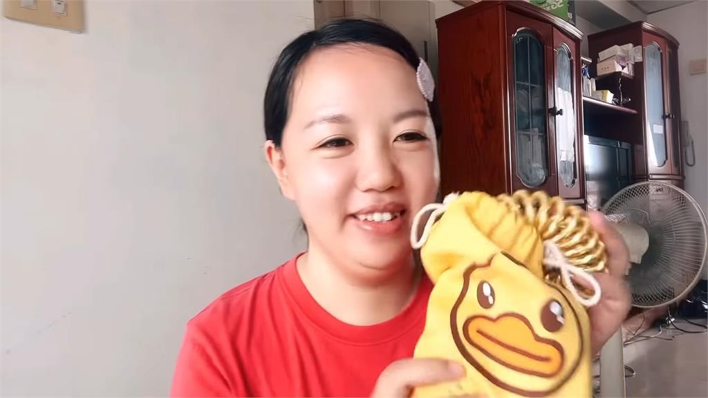 中人妻攜女回鄉探親！行李快裝不下「仍決定帶奶粉」　網讚：智慧的選擇