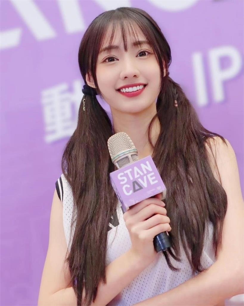 樂天寶藏女孩曬「絲襪辣腿」！三花貓貓爽趴腿上網羨慕：真幸福