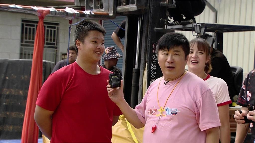 15歲高壯角力隊選手要摔胡瓜活動筋骨!嚇得綜藝天王緊張又慌張