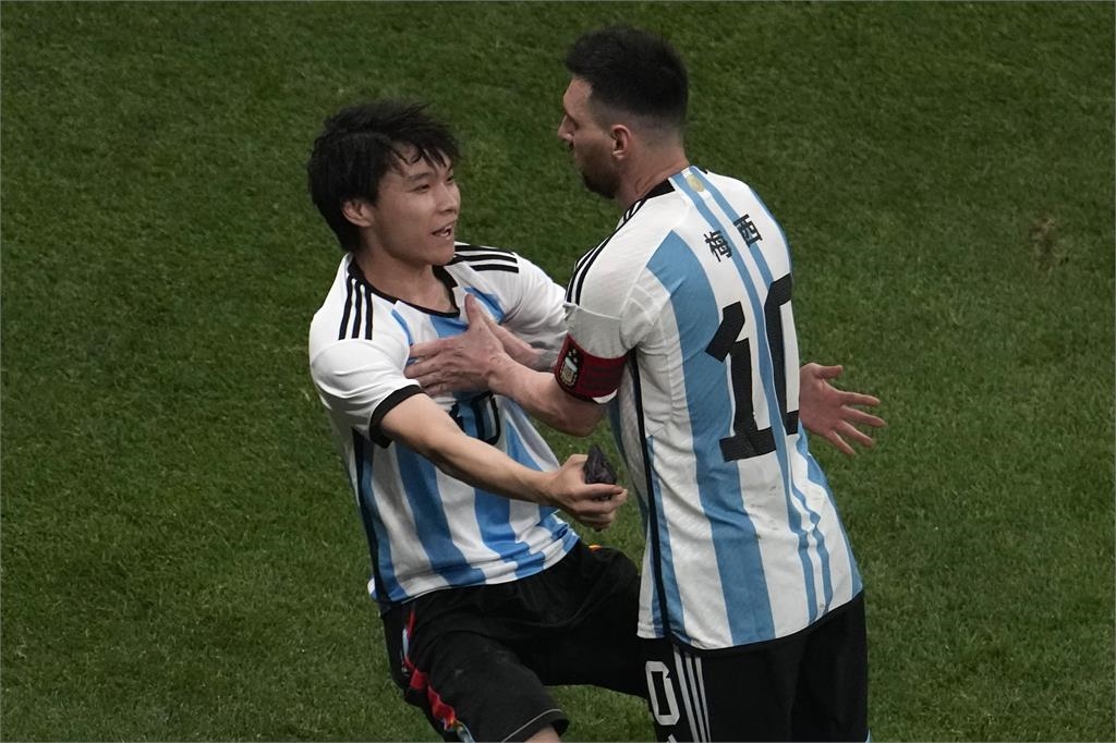 足球／不只梅西被硬抱！球迷亂入「跪拜+舉高高」　C羅溫暖反應曝光