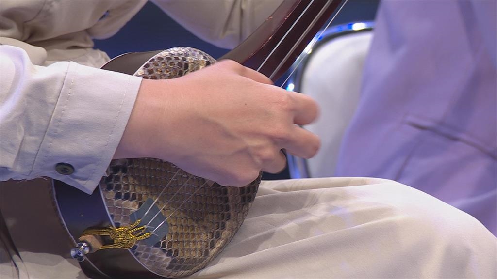 唱頌台灣／曾立馨捧蛇皮樂器開唱　新生代北管才女震懾全場