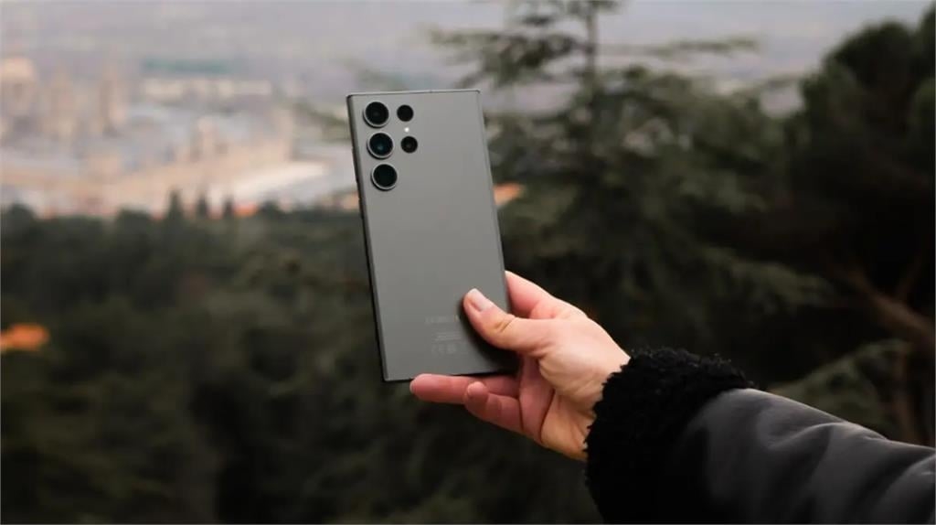 手機熱銷Top20三分天下!「這款安卓機」衝第2直逼iPhone寶座