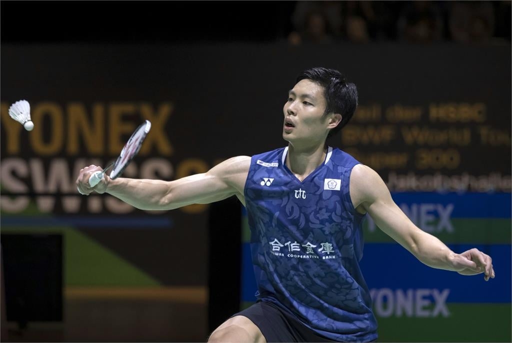 啦啦隊女神「隔空組團」應援周天成！全網秒戀愛嗨喊：想打羽毛球了