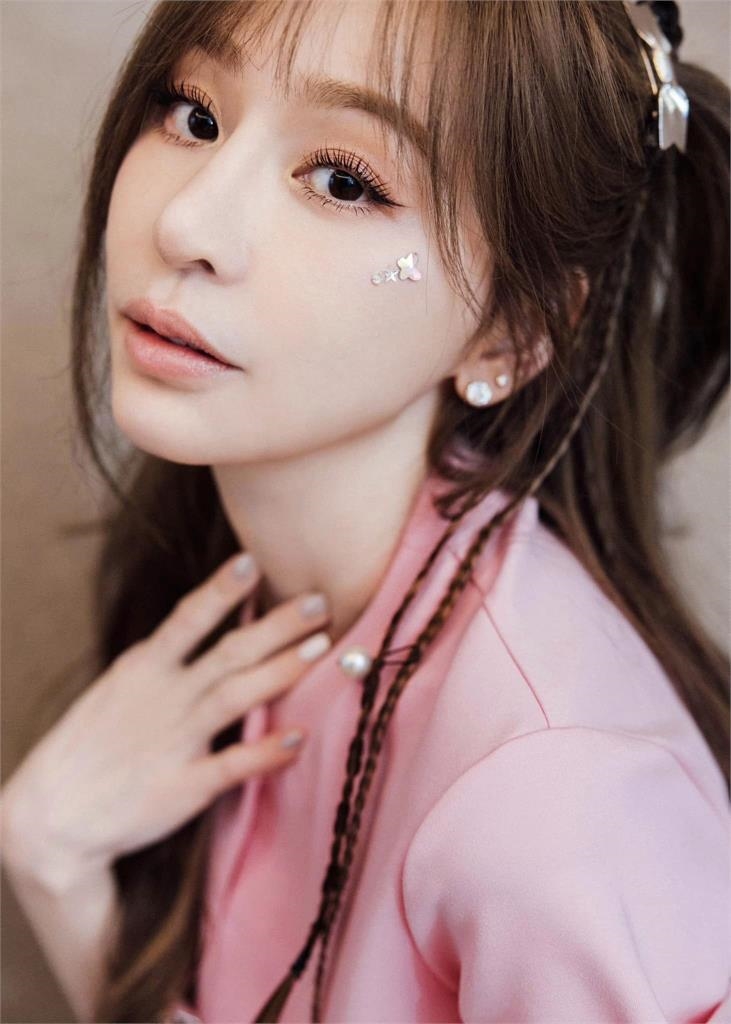 40歲王心凌連假「不藏了」!曬白皙美腿「這裡露粉」掀網暴動