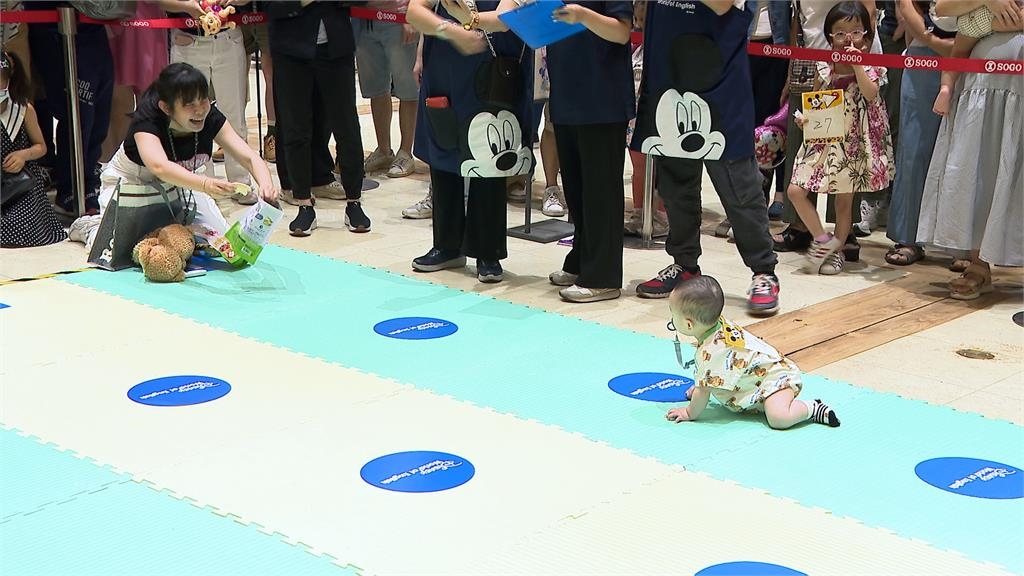 寶寶爬行賽「萌娃向前衝」　媽媽拿出「這個法寶」讓女娃直線飛奔