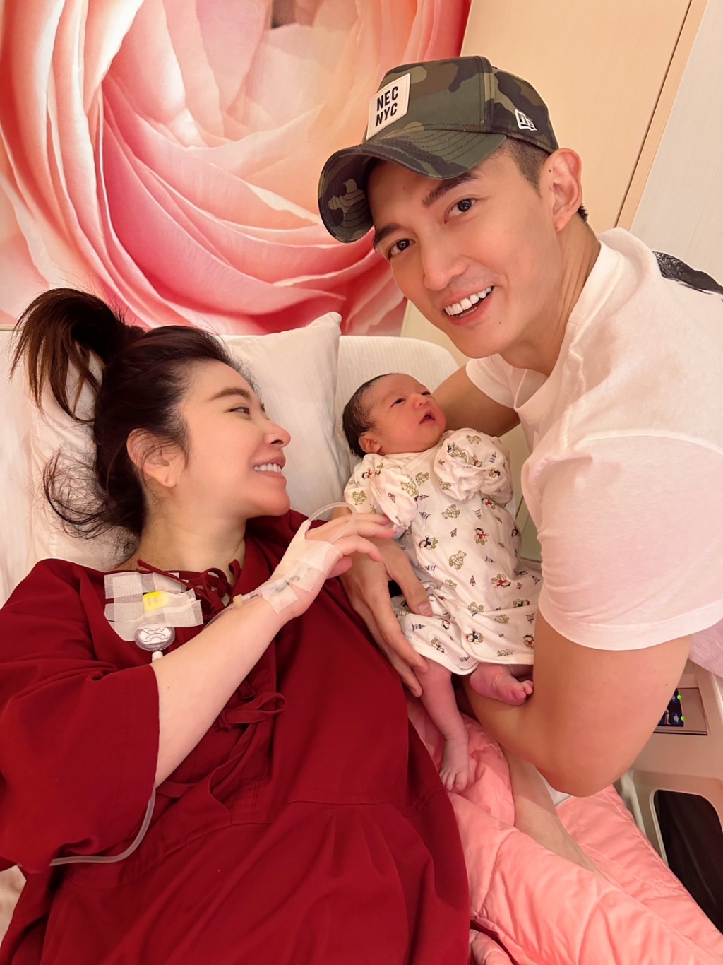 許維恩曬一家三口小公主忒忒曝光   親吐初見女兒淚水只不住!