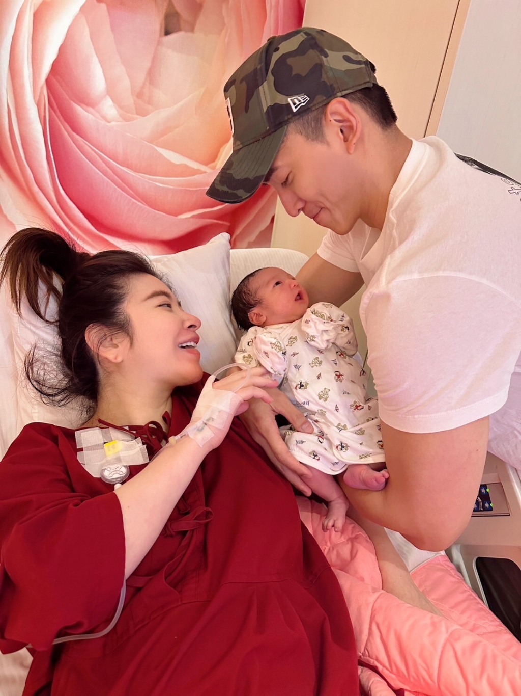 許維恩曬一家三口小公主忒忒曝光   親吐初見女兒淚水只不住!