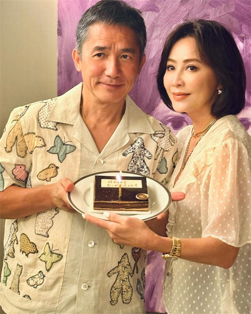 梁朝偉慶61歲生日！相戀34年「難得放閃劉嘉玲」超Q合照曝光