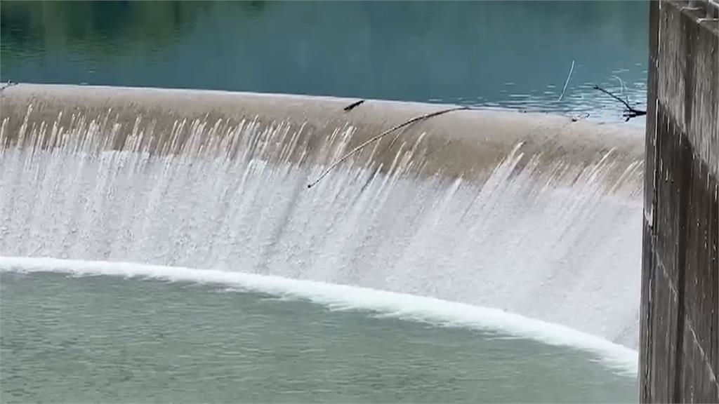 雲林湖山水庫100%滿庫 遊客朝聖溢流美景