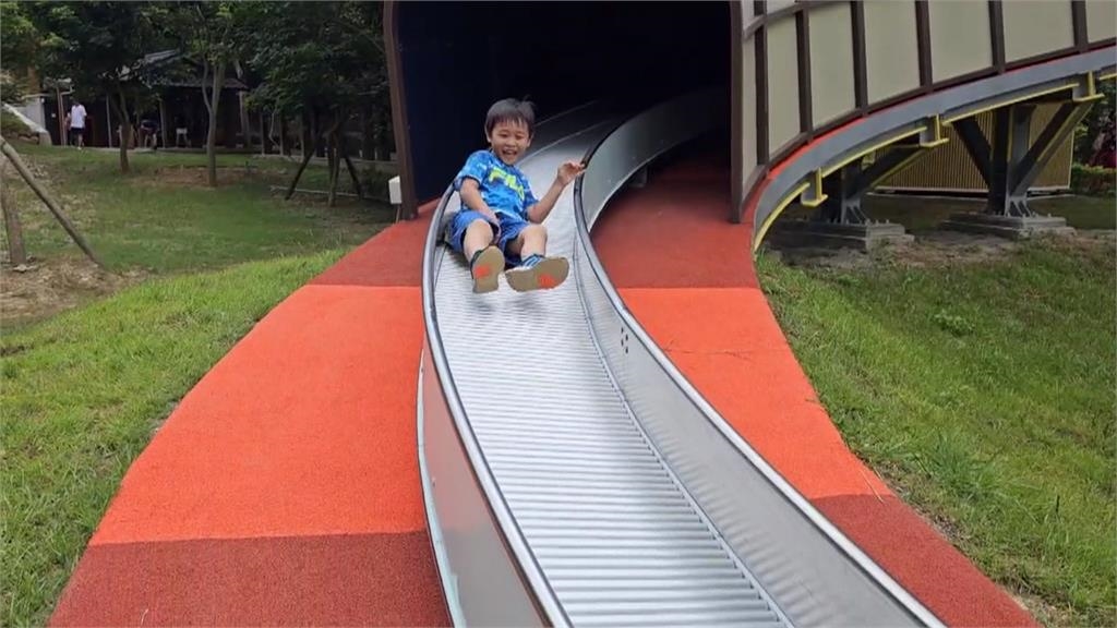 苗栗市功維敘「星空滾輪滑梯」啟用 半隧道式!裡頭有星空燈光投影