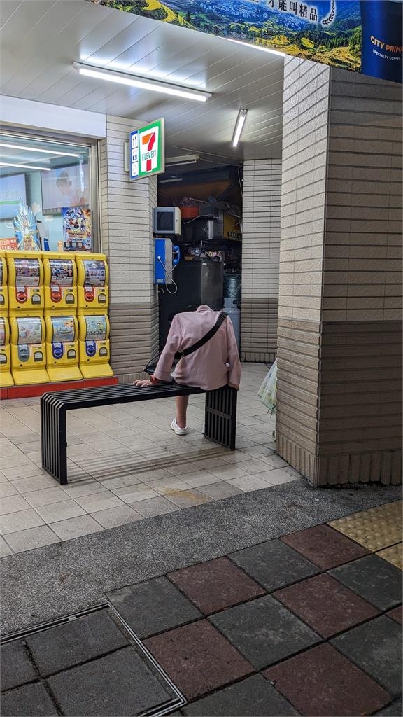 超商門口驚見「無頭阿嬤」太驚悚！ 目擊者原地嚇傻轉身真相網：會閃尿