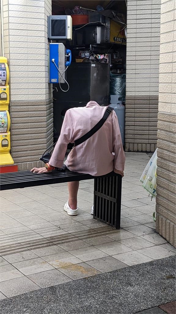 超商門口驚見「無頭阿嬤」太驚悚！ 目擊者原地嚇傻轉身真相網：會閃尿