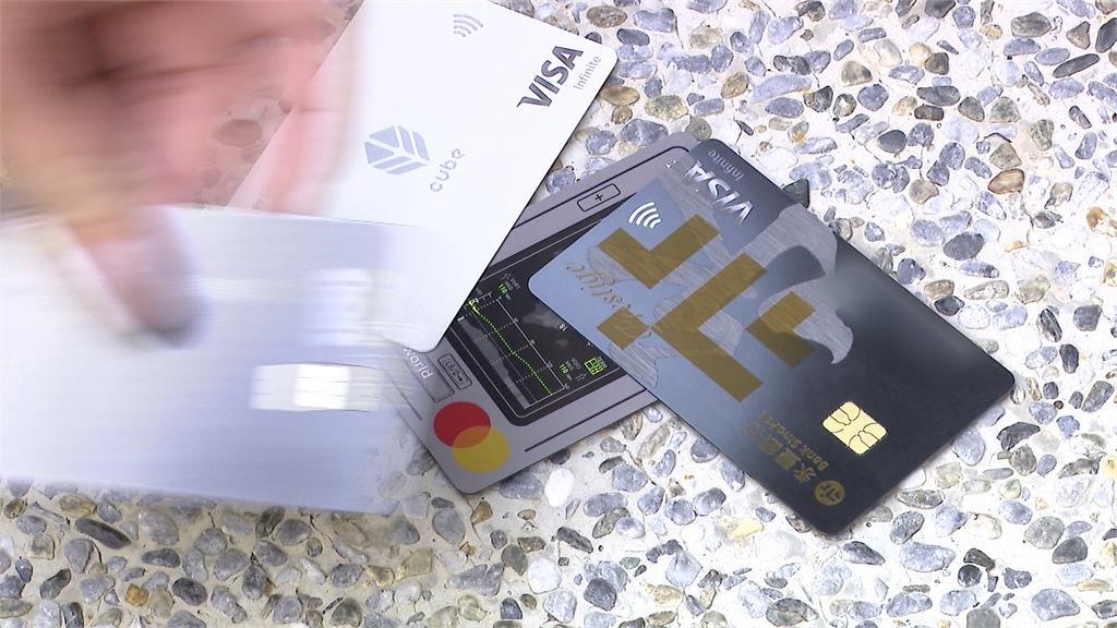 頂級卡優惠賺回年費？　5百張信用卡達人教戰