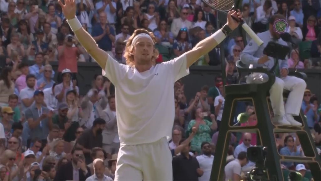 溫網11點宵禁觀眾噓聲大起 喬帥拚八強被迫中斷比賽