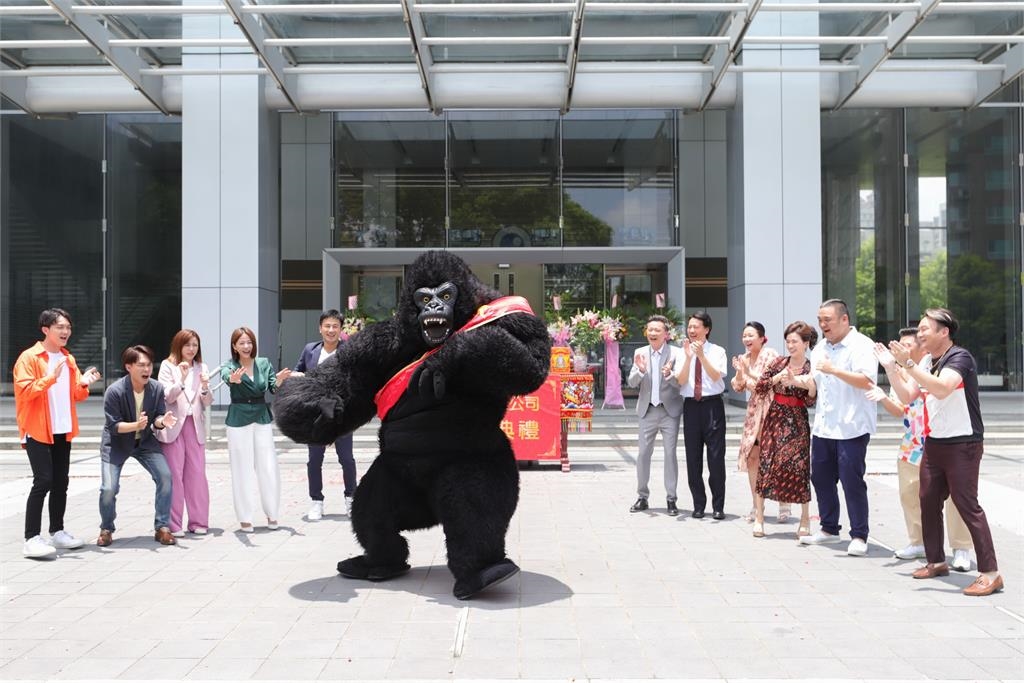 最火紅的金剛陣頭跳進8點檔《市井豪門》和12位演員共舞引起熱烈迴響