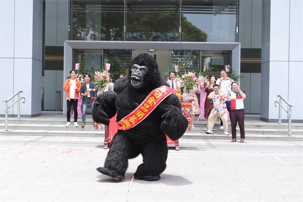 最火紅的金剛陣頭跳進8點檔《市井豪門》和12位演員共舞引起熱烈迴響