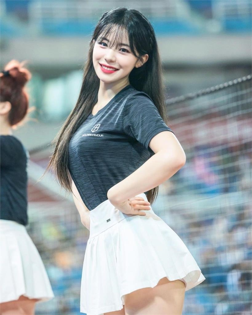 李多慧曬全新應援服!嘟嘴前傾洩「養眼一幕」 全場嗨炸:暈船了