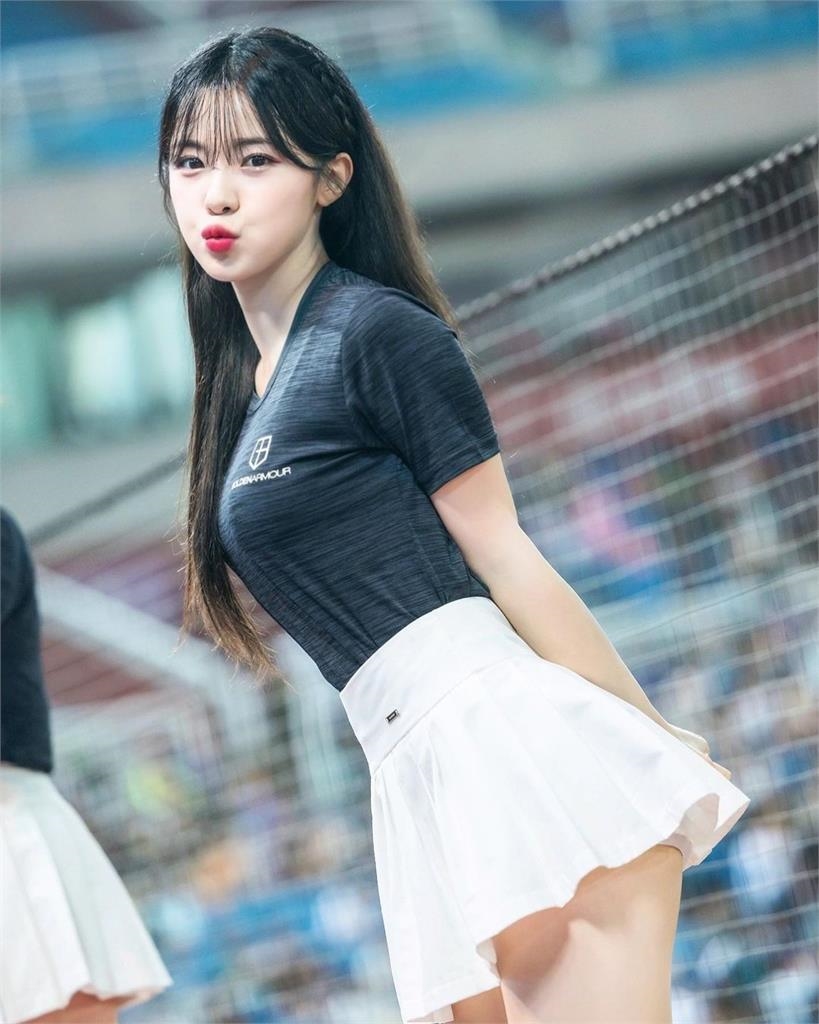 李多慧曬全新應援服!嘟嘴前傾洩「養眼一幕」 全場嗨炸:暈船了