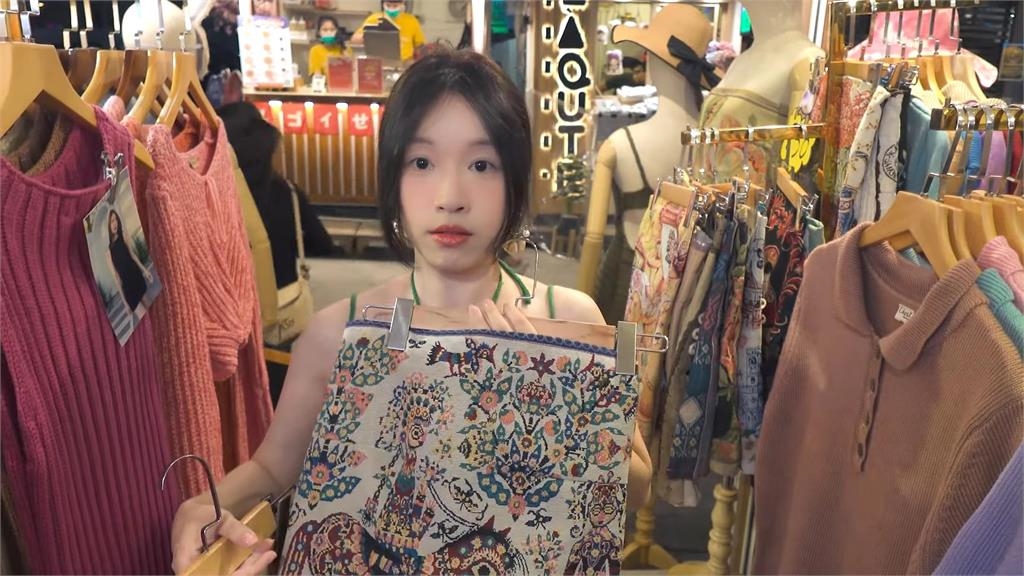 女優遊曼谷火車夜市　爆吃當地美食合照「水果西施」